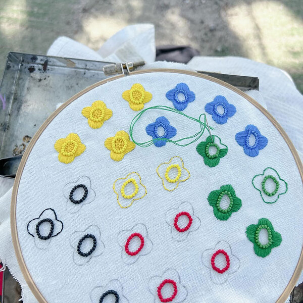 公園で刺繍をしていたら…　見知らぬ小学生の『ひと言』に「笑っちゃった」「これは癒される」