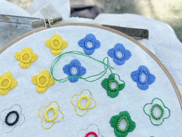 公園で刺繍をしていたら…　見知らぬ小学生の『ひと言』に「笑っちゃった」「これは癒される」