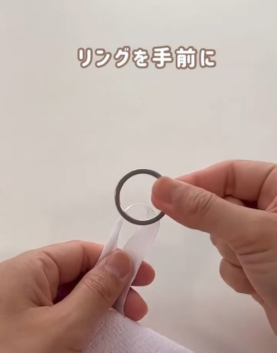 ストラップがキーホルダーに！　ループにリングを通す方法に「まさに一瞬」「超便利」