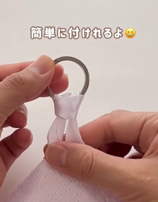 ストラップがキーホルダーに！　ループにリングを通す方法に「まさに一瞬」「超便利」