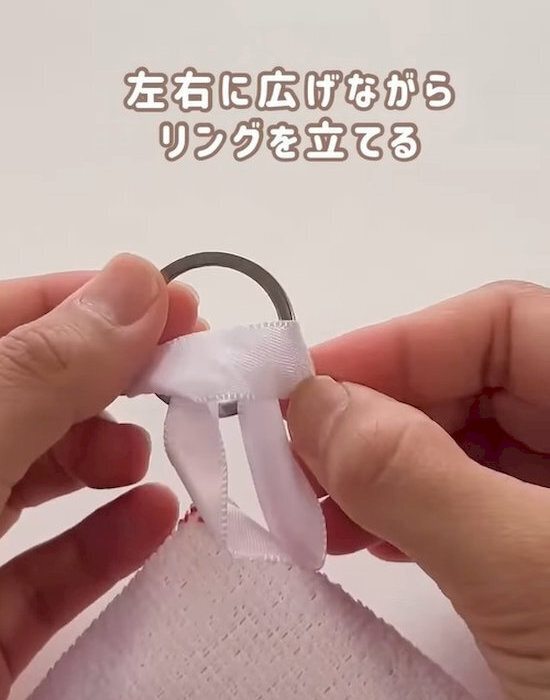 ストラップがキーホルダーに！　ループにリングを通す方法に「まさに一瞬」「超便利」