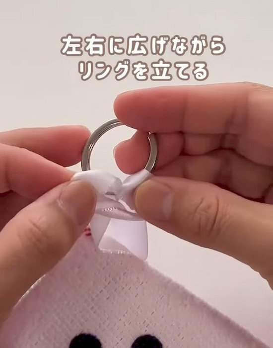 ストラップがキーホルダーに！　ループにリングを通す方法に「まさに一瞬」「超便利」