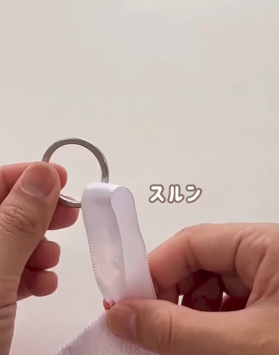 ストラップがキーホルダーに！　ループにリングを通す方法に「まさに一瞬」「超便利」