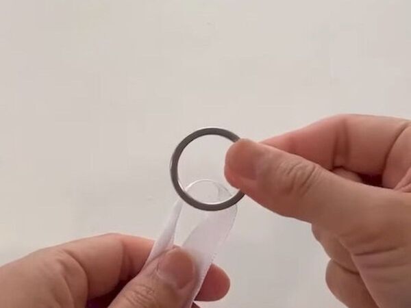 ストラップがキーホルダーに！　ループにリングを通す方法に「まさに一瞬」「超便利」