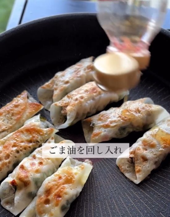 餃子は包みません　大葉と具材をのせたら三つ折りにクルクル　「これはお手軽」