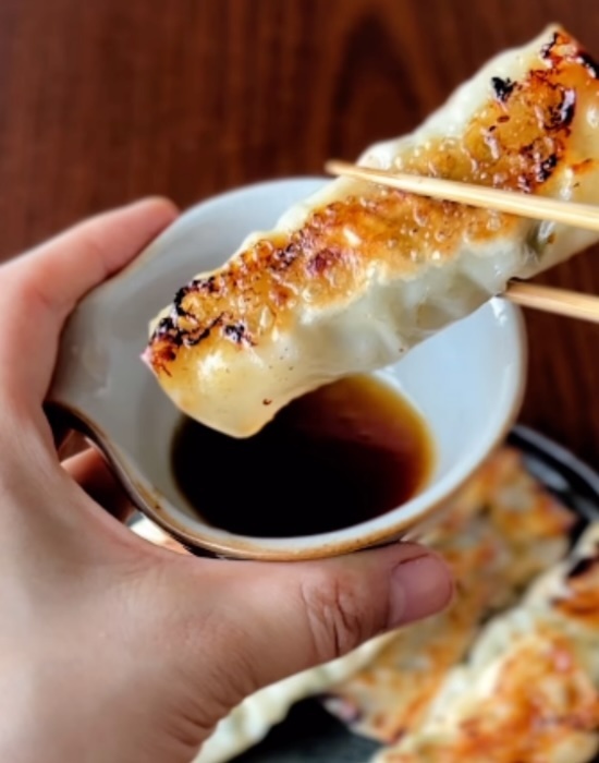 餃子は包みません　大葉と具材をのせたら三つ折りにクルクル　「これはお手軽」