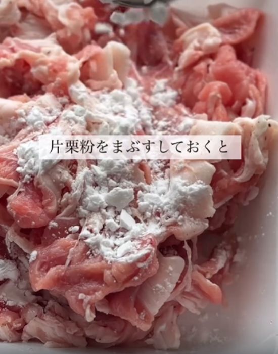 餃子は包みません　大葉と具材をのせたら三つ折りにクルクル　「これはお手軽」