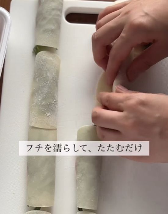 餃子は包みません　大葉と具材をのせたら三つ折りにクルクル　「これはお手軽」