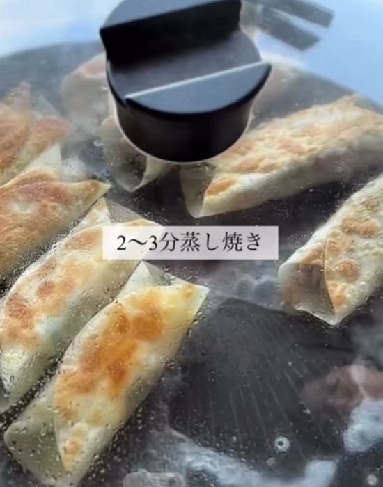 餃子は包みません　大葉と具材をのせたら三つ折りにクルクル　「これはお手軽」