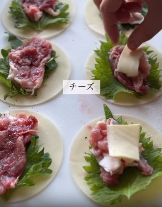 餃子は包みません　大葉と具材をのせたら三つ折りにクルクル　「これはお手軽」