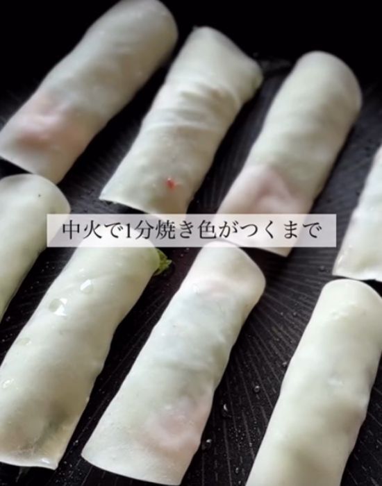 餃子は包みません　大葉と具材をのせたら三つ折りにクルクル　「これはお手軽」