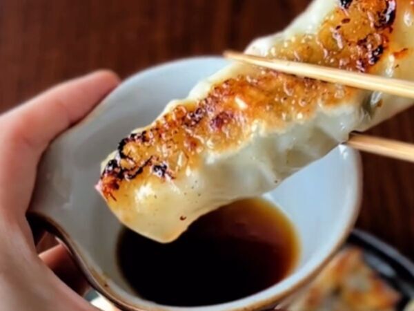 餃子は包みません　大葉と具材をのせたら三つ折りにクルクル　「これはお手軽」