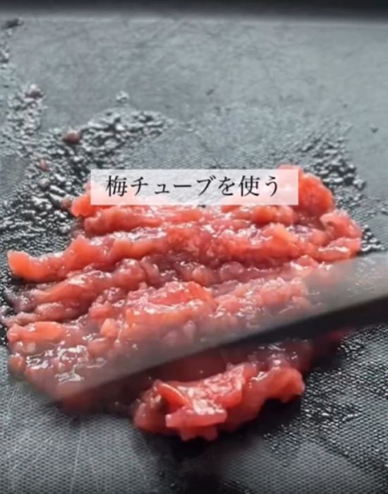 餃子は包みません　大葉と具材をのせたら三つ折りにクルクル　「これはお手軽」