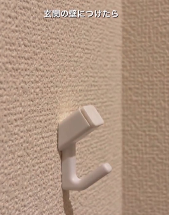 「最高」「助かるわ」　セリアの壁フックで夏場の帽子収納もラクラク