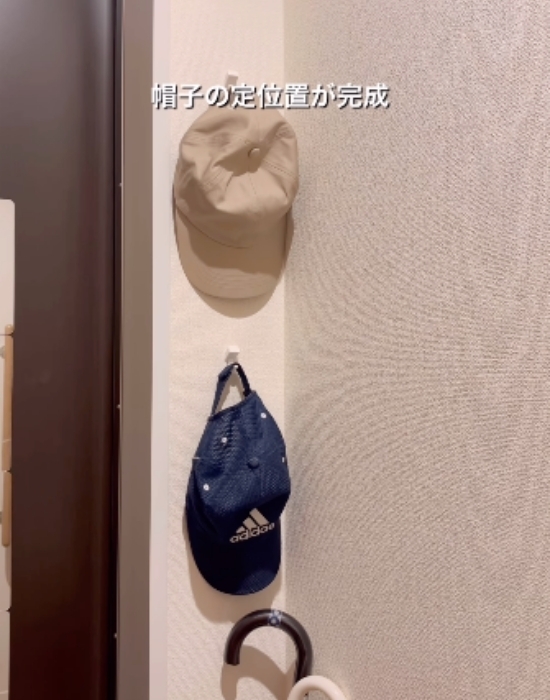 「最高」「助かるわ」　セリアの壁フックで夏場の帽子収納もラクラク
