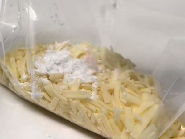ピザ用チーズに片栗粉をまぶすと？　冷凍後に「超便利」「ストレスなし」