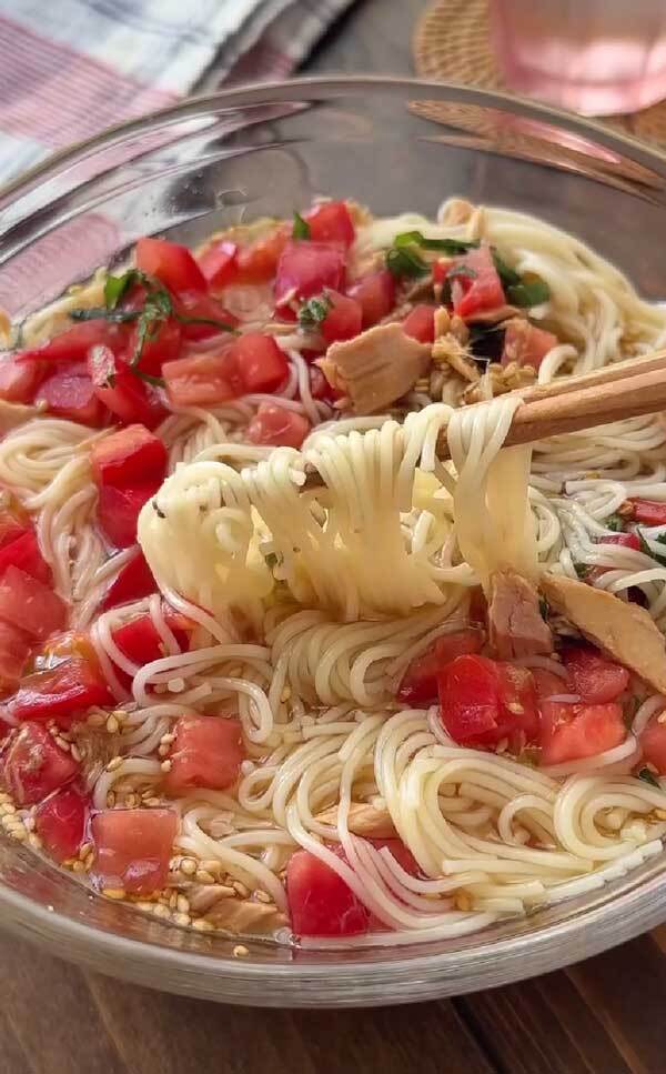 中学生娘がスープを飲み干した！　そうめんにのせたのは？「今晩作る」