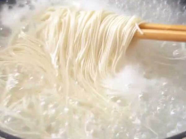 中学生娘がスープを飲み干した！　そうめんにのせたのは？「今晩作る」