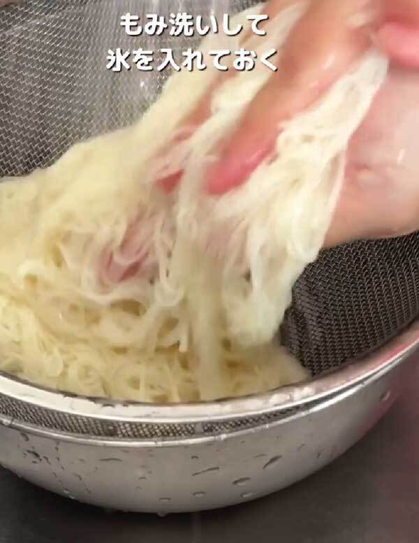 中学生娘がスープを飲み干した！　そうめんにのせたのは？「今晩作る」