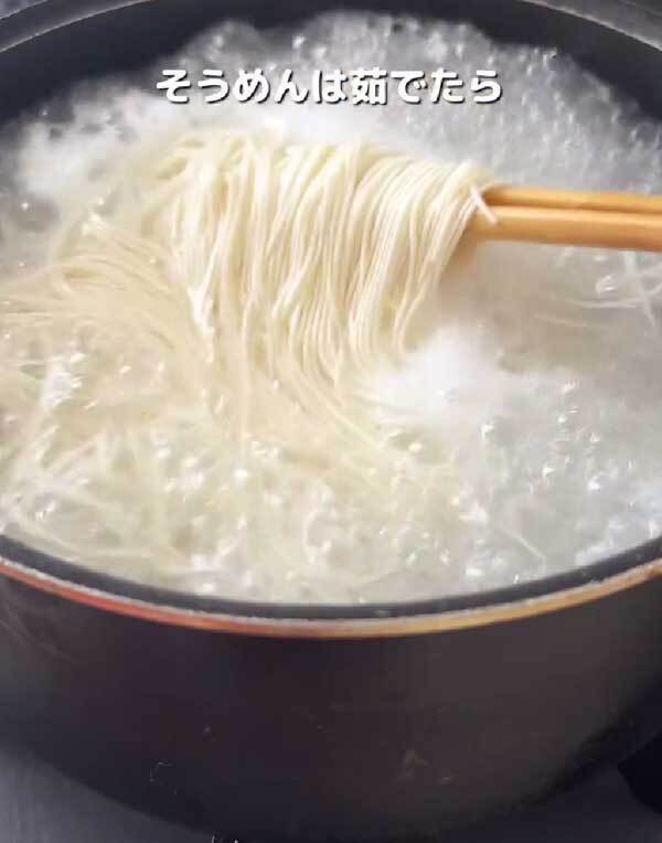 中学生娘がスープを飲み干した！　そうめんにのせたのは？「今晩作る」