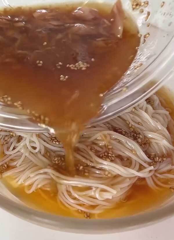 中学生娘がスープを飲み干した！　そうめんにのせたのは？「今晩作る」