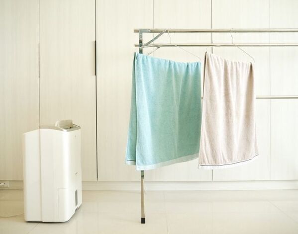 乾かないのは除湿機のせいじゃなかった　風の当て方で差がつく室内干しのコツ