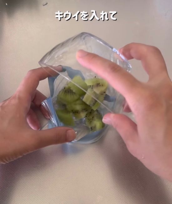 キウイを丸ごと冷凍したら何が起きる？　結果に「やってみます」「気になる」
