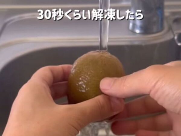キウイを丸ごと冷凍したら何が起きる？　結果に「やってみます」「気になる」