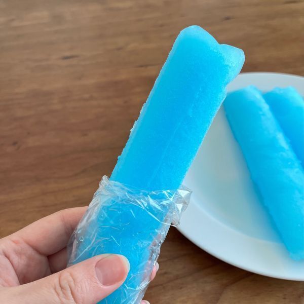 袋に注いで凍らせるだけ！　ソーダ味アイスに「毎年やる」「コスパ最強」