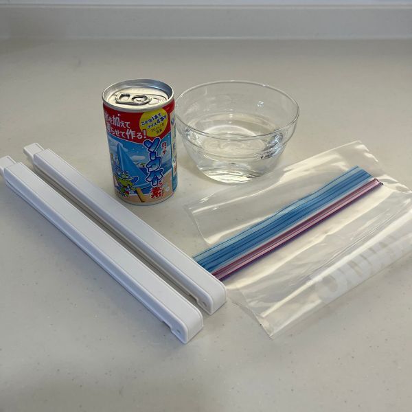 袋に注いで凍らせるだけ！　ソーダ味アイスに「毎年やる」「コスパ最強」