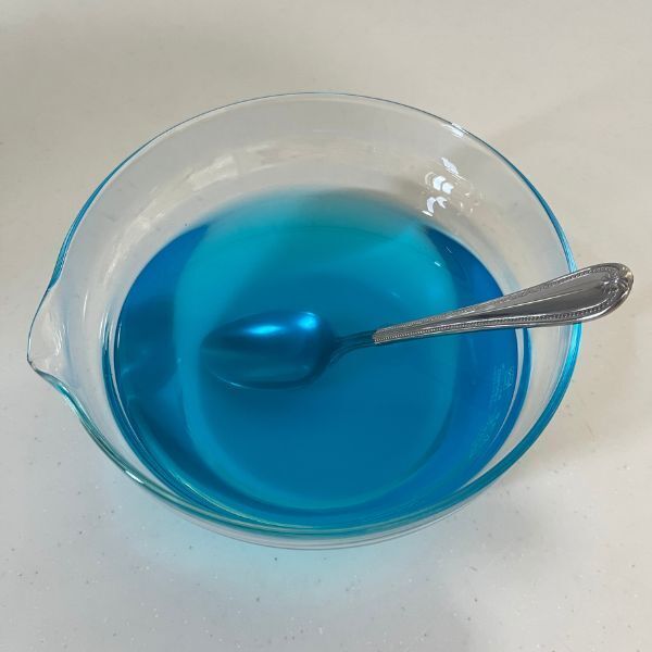 袋に注いで凍らせるだけ！　ソーダ味アイスに「毎年やる」「コスパ最強」