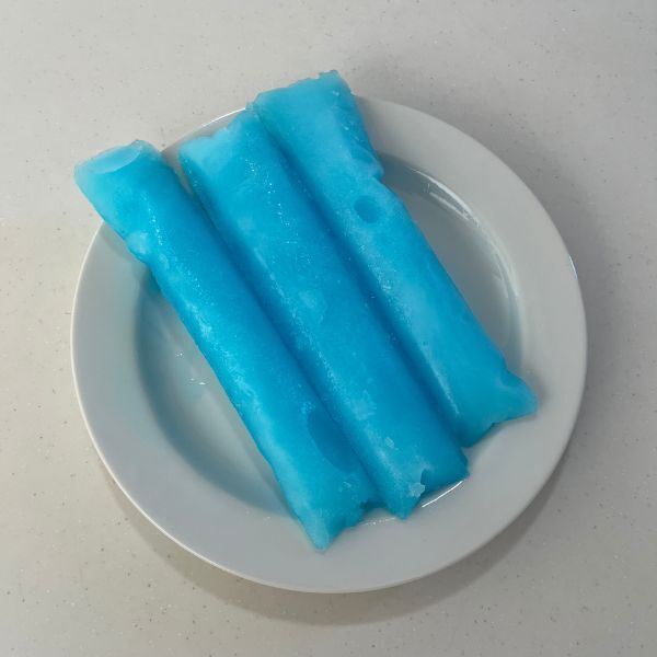 袋に注いで凍らせるだけ！　ソーダ味アイスに「毎年やる」「コスパ最強」