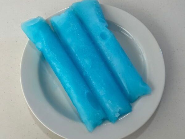 袋に注いで凍らせるだけ！　ソーダ味アイスに「毎年やる」「コスパ最強」