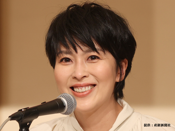 ドラマで大学生を演じた、松たか子　オフショットに「すごい」「本当に学生だ」