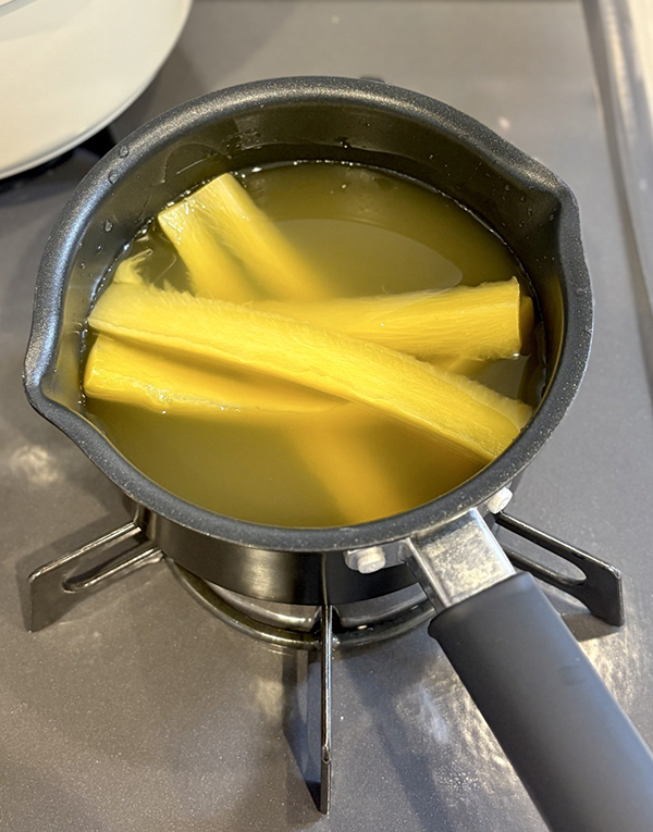 パイナップルの『あの部分』を煮ると？　完成したモノに「天才現る」「捨てなきゃよかったー！」