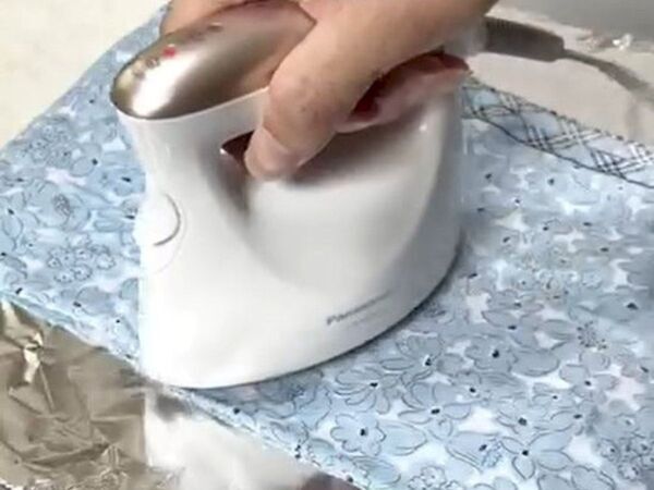 アイロン台の上に敷いたのは…　思わぬ裏技に「もう絶対欠かせない」「シワ伸びた」