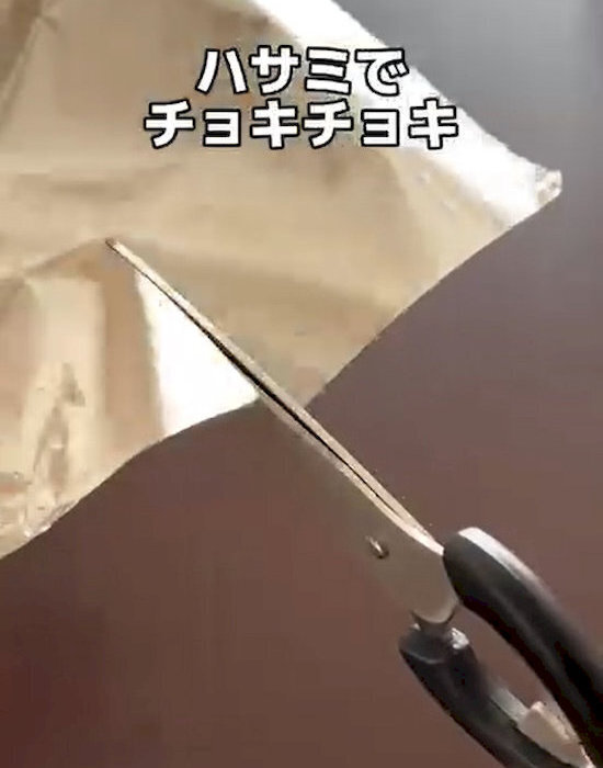 アイロン台の上に敷いたのは…　思わぬ裏技に「もう絶対欠かせない」「シワ伸びた」