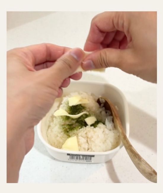 冷やご飯にめんつゆを混ぜて！　3分レンチンしたら「マジで止まらん」