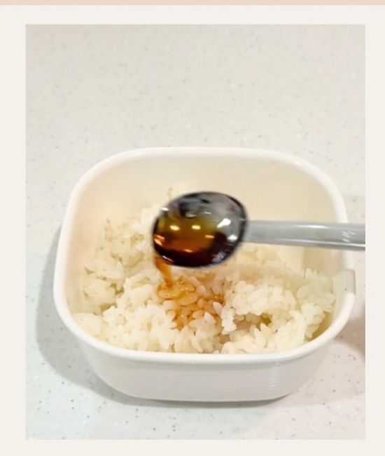 冷やご飯にめんつゆを混ぜて！　3分レンチンしたら「マジで止まらん」