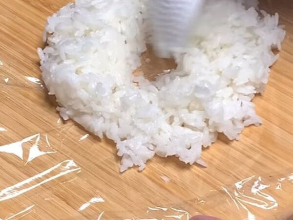 ご飯を冷凍するなら真ん中に穴　解凍がうまくいく理由に「納得」「今日から変える」