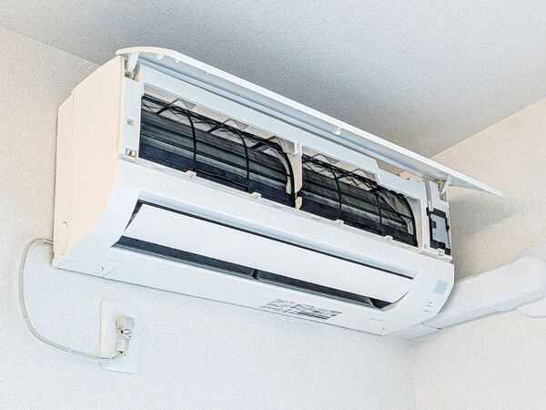 「エアコンつけたらカビ臭が…」　ニオイのもとを断つ簡単な習慣とは？