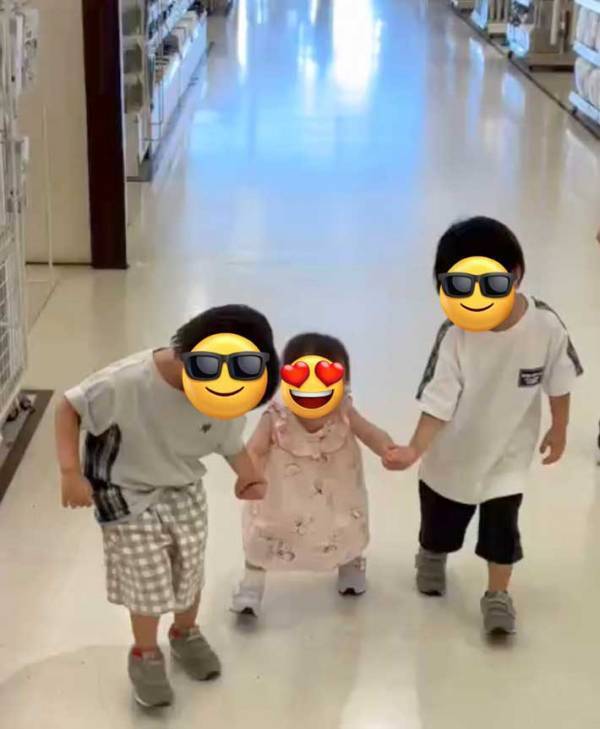 1歳の妹が歩いていると？　兄たちの行動に「優しい」「成長を感じる」