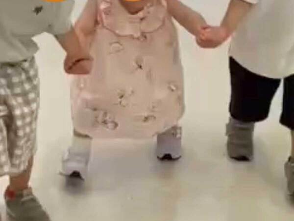 1歳の妹が歩いていると？　兄たちの行動に「優しい」「成長を感じる」