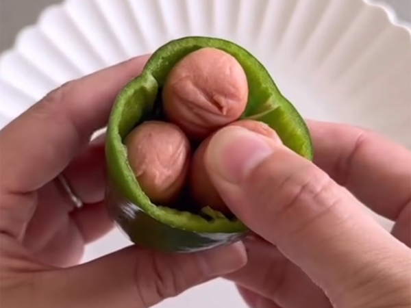 ピーマンにウインナーを詰めると…　できたものに「最高」「面白い食べ方！」