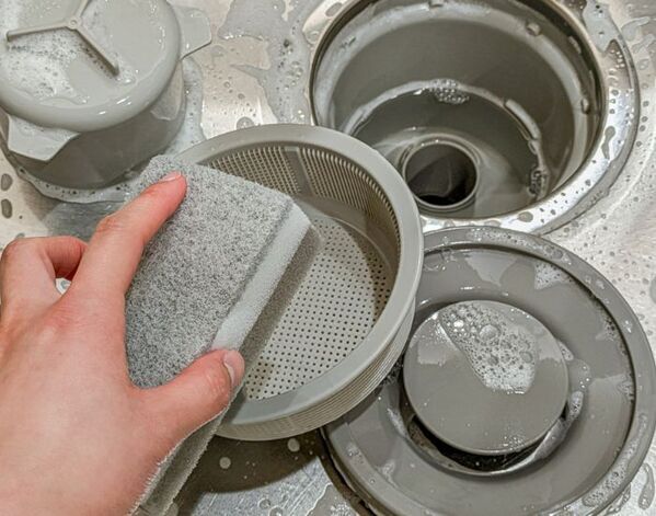 もう困らない！　キッチンの排水口が流れにくい時の対処法に「やってみる」