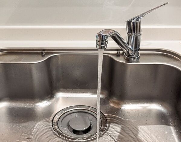 もう困らない！　キッチンの排水口が流れにくい時の対処法に「やってみる」