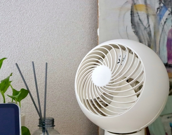「乾くのが全然違う！」　部屋干しにサーキュレーターを使う時のコツに「早速真似した」「感動」