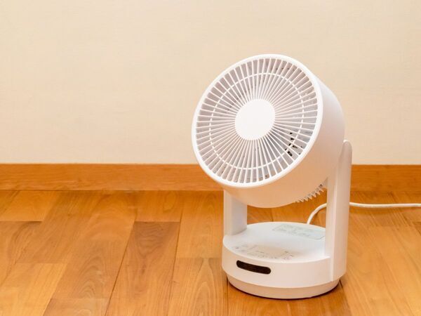 「乾くのが全然違う！」　部屋干しにサーキュレーターを使う時のコツに「早速真似した」「感動」