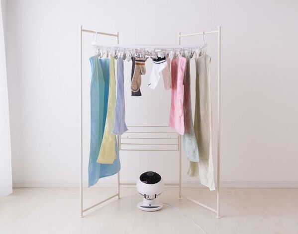 「乾くのが全然違う！」　部屋干しにサーキュレーターを使う時のコツに「早速真似した」「感動」