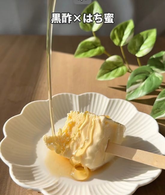 バニラアイスに麦茶を注ぐと…　驚きのアレンジ法に「もう普通に戻れない」